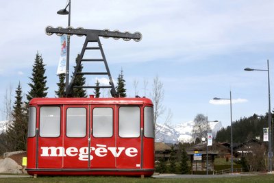 O antigo teleférico Rochebrune numa rotunda localizada em Megeve, França de Unbekannt