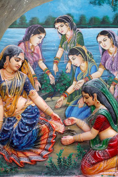 Um dia, quando Radha estava caminhando para conhecer Krishna, ela pisou na casca grossa de um fruto maduro do tamarindo e ele lhe cortou o pé. Isto fez com que ela demorasse em encontrar Krishna; por isso ela amaldiçoou a árvore de que seus frutos não amad de Unbekannt