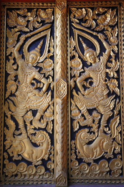 Porta do templo ornamentada em Wat Chedi Luang, Chiang Mai. Tailândia de Unbekannt