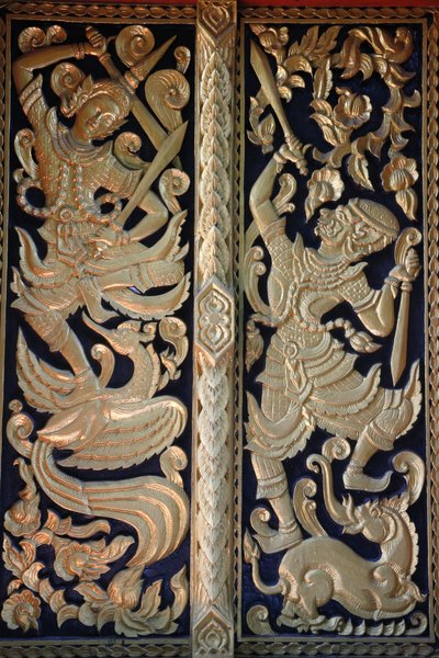 Porta do templo ornamentada em Wat Chedi Luang, Chiang Mai. Tailândia de Unbekannt