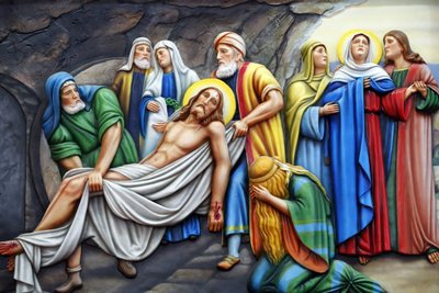 A igreja de Nossa Senhora de Fátima. Via Sacra. Estação 14. Jesus é colocado no túmulo. Cidade de Ho Chi Minh. Vietname de Unbekannt