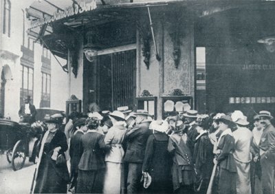 Fora de uma das lojas de artigos de Paris, quando se temia um cerco à cidade, c1914 de Unbekannt
