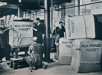 Embalagem dos fardos de cáqui para expedição ao governo, c1914 de Unbekannt