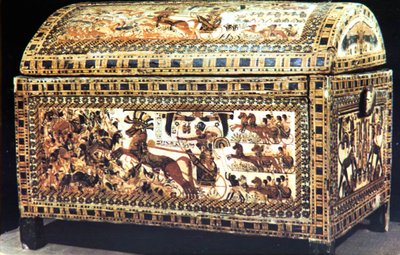 Baú pintado e incrustado do tesouro de Tutankhamon, antigo egípcio, c1325 aC de Unbekannt