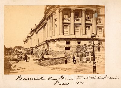 Comuna de Paris (1871): vista da barricada da Place de la Concorde em frente ao Ministério da Marinha (Hotel de la Marine ou também Hotel du Garde Meuble) em Paris. Fotografia anónima. Impressão em papelão Dim. 22x14 cm de Unbekannt