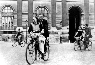 Parisienses viajando de bicicleta, Paris ocupada pela Alemanha, julho de 1940 de Unbekannt