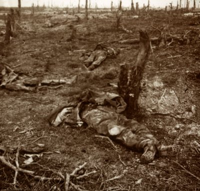 Caminho entre corpos, c1914-c1918 de Unbekannt