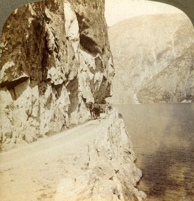 O caminho explodiu dos penhascos altos por uma estrada em torno do lago Oifjords, na Noruega, em 1905. de Unbekannt