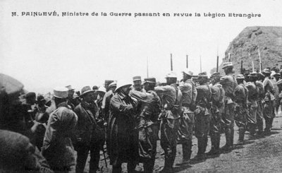 Paul Painlevé revendo as tropas da Legião Estrangeira Francesa, Marrocos, c1926 de Unbekannt