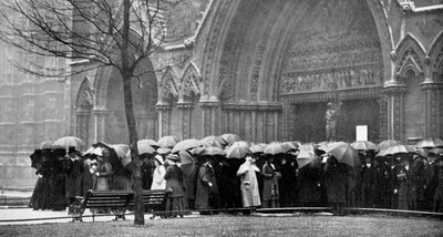 Pessoas esperando na chuva para participar de um culto na Abadia de Westminster, Londres, 1910 de Unbekannt