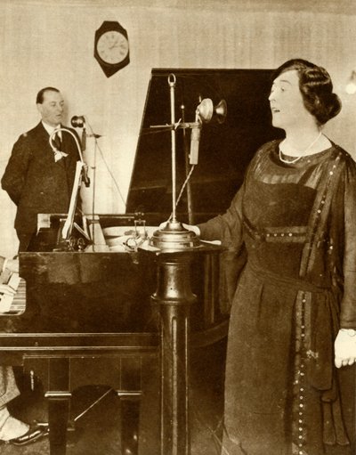 Artistas cantando um dueto em um dos estúdios de 2LO, Savoy Hill, Londres, 1923, 1935. de Unbekannt