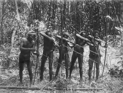 Filipinas: c.1890 Membros masculinos da tribo Negrito mostrando suas habilidades de caça (foto a p/b) de Unbekannt