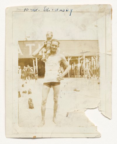 Fotografia do Cpl. Lawrence Leslie McVey com seu filho, Lawrence McVey Jr., 1925. de Unbekannt