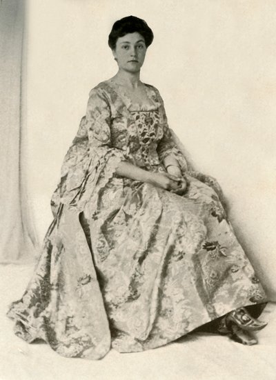 Fotografia de um brocado de kincob, com stomacher bordado seda, c1750, 1937. de Unbekannt