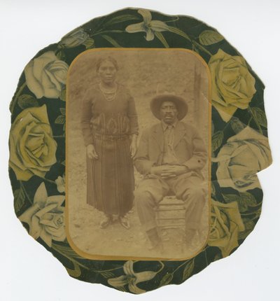 Retrato fotográfico de um homem e uma mulher em suporte de papel floral, início do século XX. de Unbekannt