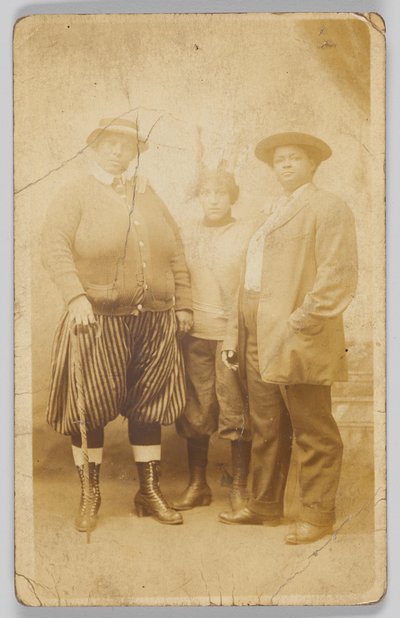 Postal fotográfico de três mulheres não identificadas, 1904-1918. de Unbekannt