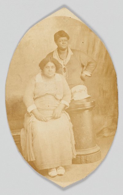 Postal fotográfico de duas mulheres não identificadas, 1918-1930. de Unbekannt