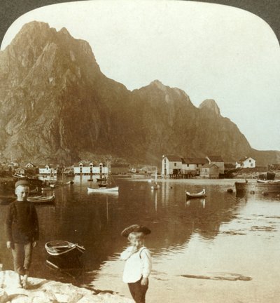 Pitoresco Svolvaer, uma estação de pesca no extremo norte, Ilhas Lofoten, N. Noruega, c1905. de Unbekannt
