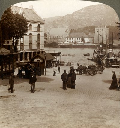 Fortaleza velha pitoresca Bergenhus, de um quadrado na cidade moderna, Bergen, Noruega, 1905. de Unbekannt