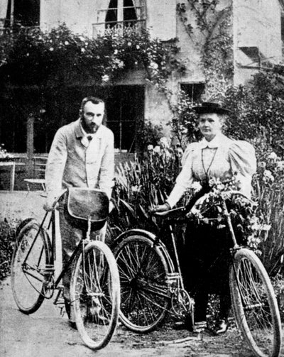 Pierre e Marie Curie, físicos franceses, preparando-se para andar de bicicleta de Unbekannt