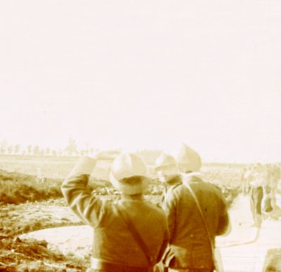 Avião sobre trincheiras, Ramskapelle, Bélgica, c1914-c1918 de Unbekannt