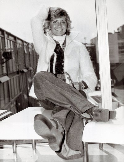 Retrato da cantora e comediante australiana Olivia Newton John (1949), Londres, 23/05/1975 (foto a p/b) de Unbekannt