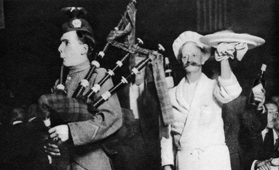Apresentação dos haggis em um banquete caledoniano, Londres, 1926-1927 de Unbekannt