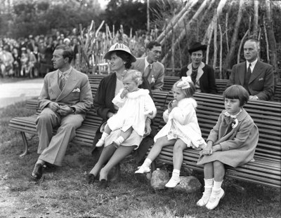Príncipe Gustav Adolf, Princesa Sibila e crianças, Dia das Crianças, Estocolmo, Suécia, 1938. de Unbekannt