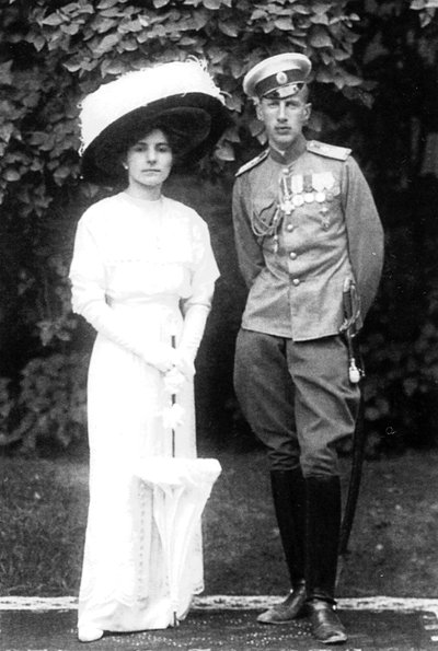 Princesa Helena da Sérvia com o marido, príncipe John Constantinovich, da Rússia, c1915 de Unbekannt