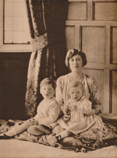 Princesa Mary, viscondessa Lascelles, com seus dois filhos, Gerald e George, 1926 1935 de Unbekannt