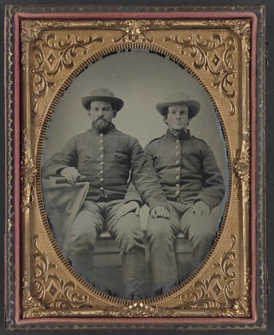 Soldado Charles Chapman da Companhia A, 10º Regimento de Cavalaria da Virgínia, esquerda, e soldado não identificado de Unbekannt
