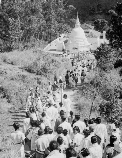 Procissão para um templo budista, Diyatalawa, Ceilão, c1945 de Unbekannt