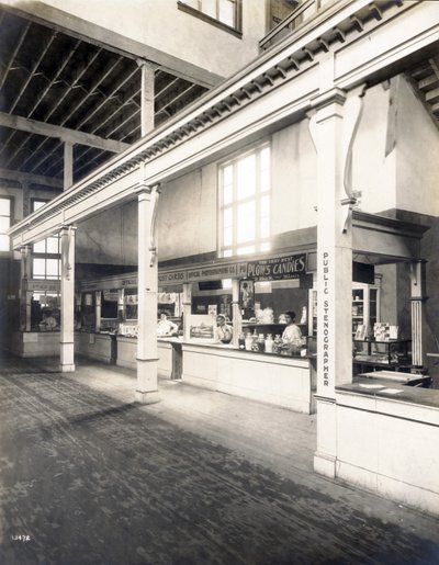 Estande de conveniência pública, com cartão postal, doces e estenógrafos públicos no Palácio dos Fabricantes, na Feira Mundial de 1904 de Unbekannt