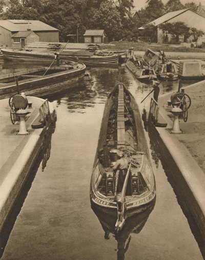 Empurrando um barco de macaco através do fechamento em Brentford, c1935. de Unbekannt