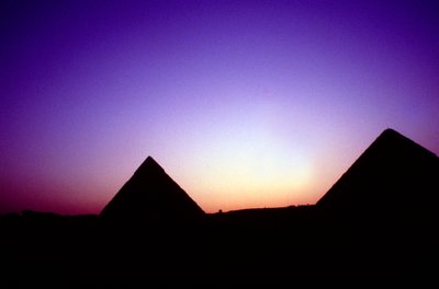 Pirâmides de Gizé, Egito, ao pôr do sol, século 26 aC de Unbekannt
