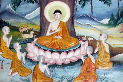 Quan The Am Bo Tat temple (Pagoda de Avalokitesvara Bodhisattva). Shakyamuni Buda pregando o sermão - a roda da lei - aos seus cinco discípulos. Vung Tau. Vietnã de Unbekannt