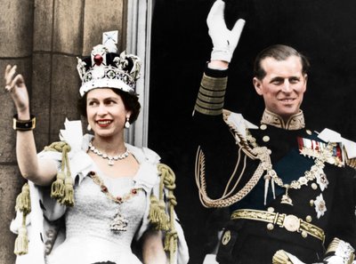 Rainha Elizabeth II e o Duque de Edimburgo no dia da coroação, Palácio de Buckingham, 1953 de Unbekannt