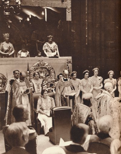 A rainha Elizabeth observa como seu marido é coroado no dia de sua coroação, 1937 de Unbekannt