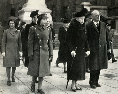 Rainha Maria, princesa Elizabeth, princesa Margaret ..., dia do armistício, 1945, 1951. de Unbekannt
