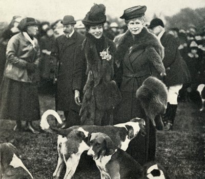 Queen Mary e Queen Alexandra em uma reunião da West Norfolk Hunt em 1920, 1951. de Unbekannt