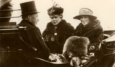 Rainha Maria com a princesa real e o visconde Lascelles, 1923. de Unbekannt
