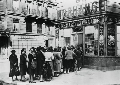 Fila de mulheres diante de uma loja de laticínios, Paris ocupada pela Alemanha, 28 de junho de 1940 de Unbekannt