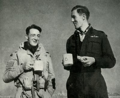 Pessoal da RAF desfrutando de uma xícara de chá, Malta, Segunda Guerra Mundial, 1942 1944. de Unbekannt
