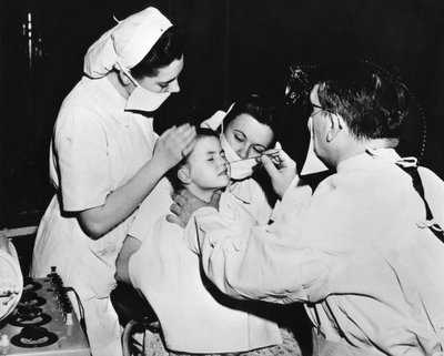 Tratamento de rádio para curar uma infecção nasal, França, c1947-1951 de Unbekannt