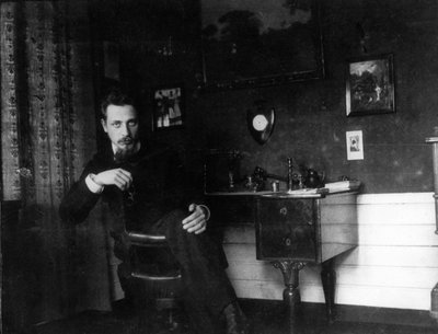 Rainer Maria Rilke em seu estudo, c. 1905 de Unbekannt