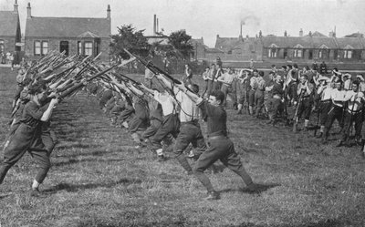 Recrutas aprendendo o uso da baioneta, 1915 de Unbekannt