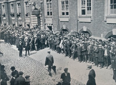 Recrutas esperando do lado de fora do depósito de recrutamento do centro de Londres, 1914 de Unbekannt
