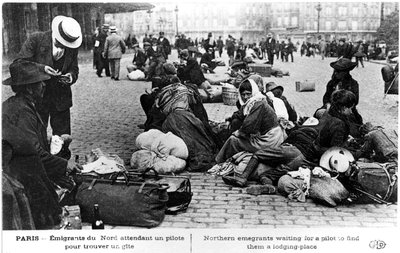 Refugiados do norte esperando um guia para encontrá-los, Paris, Primeira Guerra Mundial, 1914-1918 de Unbekannt