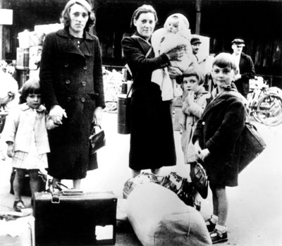 Refugiados e seus pertences, Paris ocupada pela Alemanha, julho de 1940 de Unbekannt