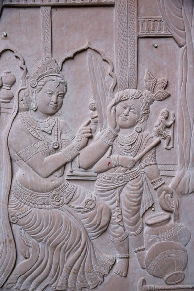 Alívio retratando o deus hindu Krishna com sua madrasta Yashodha. Índia de Unbekannt
